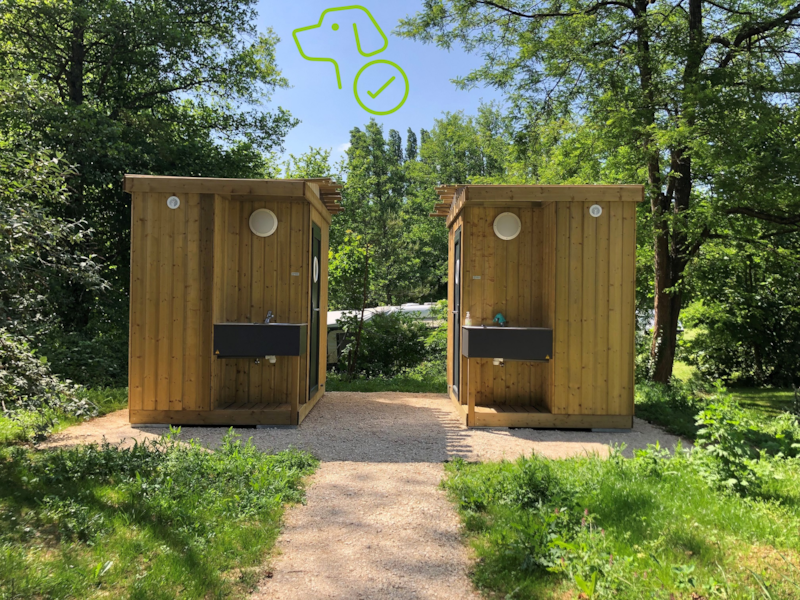 Premium staanplaats met eigen badkamer voor tent / kleine camper