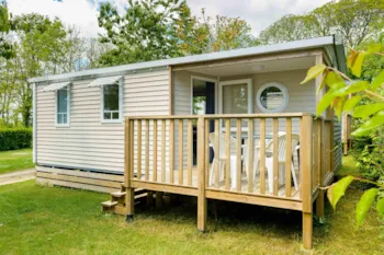 Mietunterkunft - Mobilheim Lancelot Standard 25M² (2 Zimmer) + Halbüberdachte Terrasse - Flower Camping le Kergariou