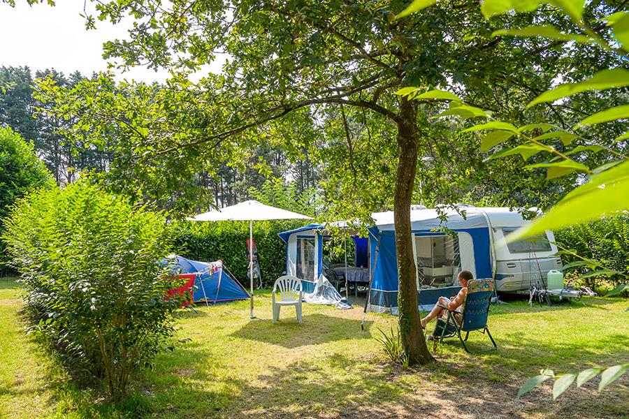 Emplacement - Forfait Confort (1 Tente, Caravane Ou Camping-Car / 1 Voiture / Électricité 10A) - Flower Camping Le Kergariou