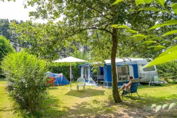 Stellplatz - Stellplatz Confort (Zelt, Wohnwagen / 1 Auto / Strom 10A) - Flower Camping le Kergariou