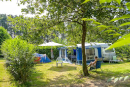 Kampeerplaats(en) - Basisprijs Comfortplaats (1 Tent, Caravan Of Camper / 1 Auto / Elektriciteit 10A) - Flower Camping le Kergariou