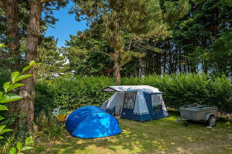Kampeerplaats(en) - Basisprijs Natuurplaats (1 Tent, Caravan Of Camper / 1 Auto) - Flower Camping le Kergariou