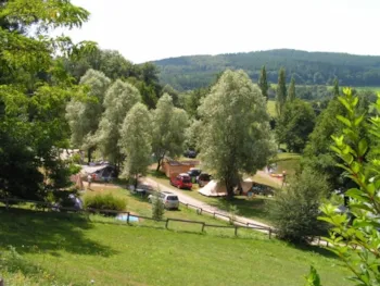 Stellplatz - Tarif Komfort :  Stellplatz + 1 Auto, Zelt/Wohnwagen Oder Wohnmobil + Strom 10A - Camping LA FOUGERAIE