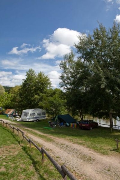 Tarif Confort :  pitch + car + tent/caravan or camping-car + electricity 10A