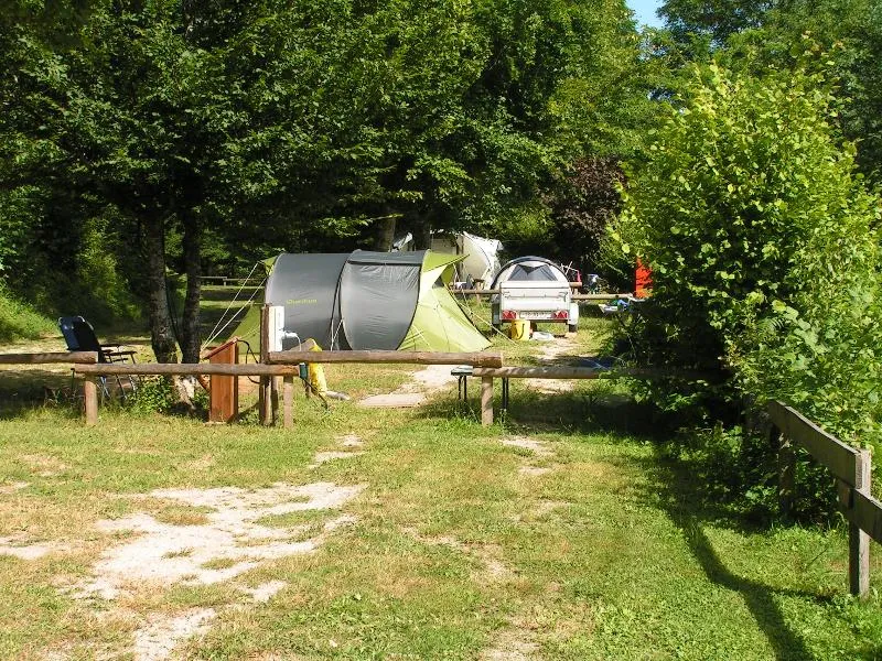 Stellplatz - Pauschale Wanderer Oder Radfahrer: Stellplatz 2 Personen Mit Stromanschluss - Camping LA FOUGERAIE