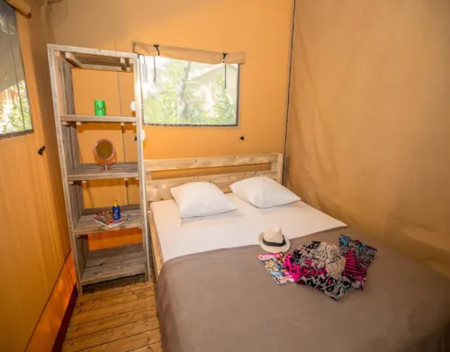 Location - Tente Ciela Nature Lodge - 2 Chambres - Cuisine Équipée – Salle De Bain - image n°4 - Camping Le Pommier