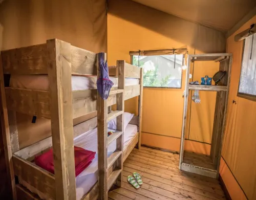 Location - Tente Ciela Nature Lodge - 2 Chambres - Cuisine Équipée – Salle De Bain - image n°5 - Camping Le Pommier