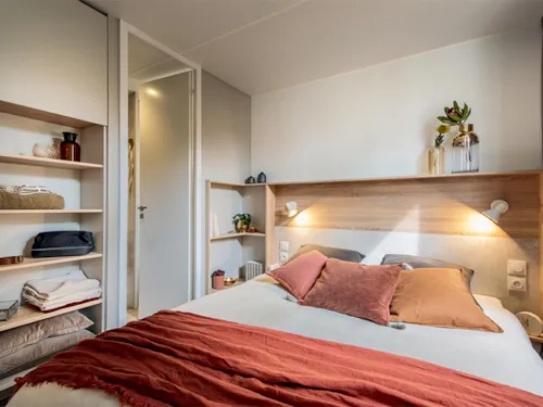 Location - Mobil Home Ciela Exception Tribu Spa - 2 Mobil Homes - 4 Chambres - Draps, Serviettes Et Plancha - image n°5 - Camping Le Pommier