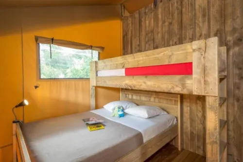 Location - Tente Ciela Nature Lodge - 2 Chambres - Cuisine Équipée – Salle De Bain - image n°5 - Camping Le Pommier
