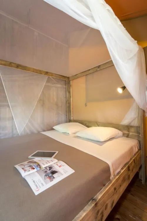 Location - Tente Ciela Nature Lodge - 2 Chambres - Cuisine Équipée – Salle De Bain - image n°4 - Camping Le Pommier