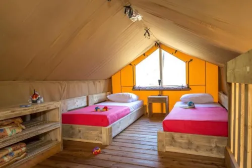Location - Tente Ciela Nature Lodge - 3 Chambres - Cuisine Équipée – Salle De Bain - image n°7 - Camping Le Pommier