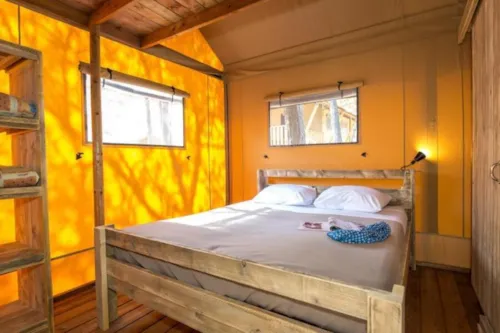 Location - Tente Ciela Nature Lodge - 3 Chambres - Cuisine Équipée – Salle De Bain - image n°6 - Camping Le Pommier