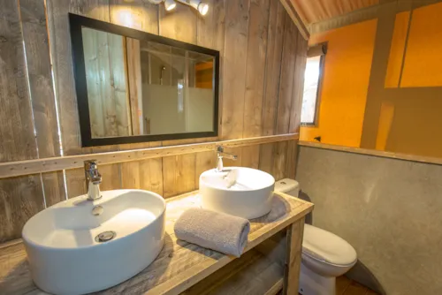 Location - Tente Ciela Nature Lodge - 2 Chambres - Cuisine Équipée – Salle De Bain - image n°6 - Camping Le Pommier