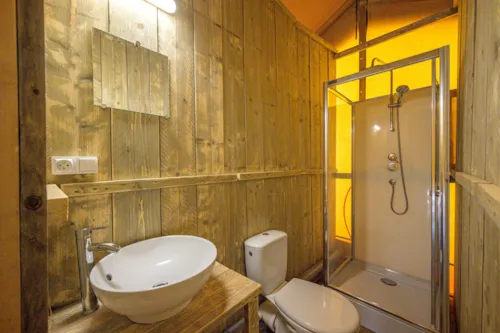 Location - Tente Ciela Nature Lodge - 2 Chambres - Cuisine Équipée – Salle De Bain - image n°6 - Camping Le Pommier
