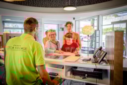 Reception team Camping Le Pommier - Villeneuve De Berg