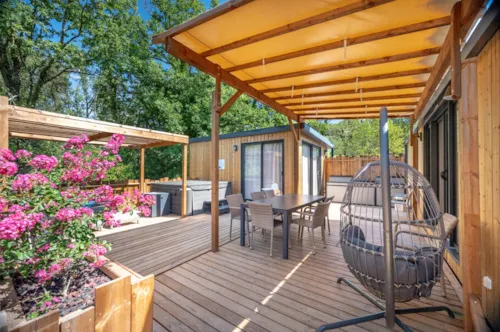 Location - Mobil Home Ciela Exception Tribu Spa - 2 Mobil Homes - 4 Chambres - Draps, Serviettes Et Plancha - image n°1 - Camping Le Pommier