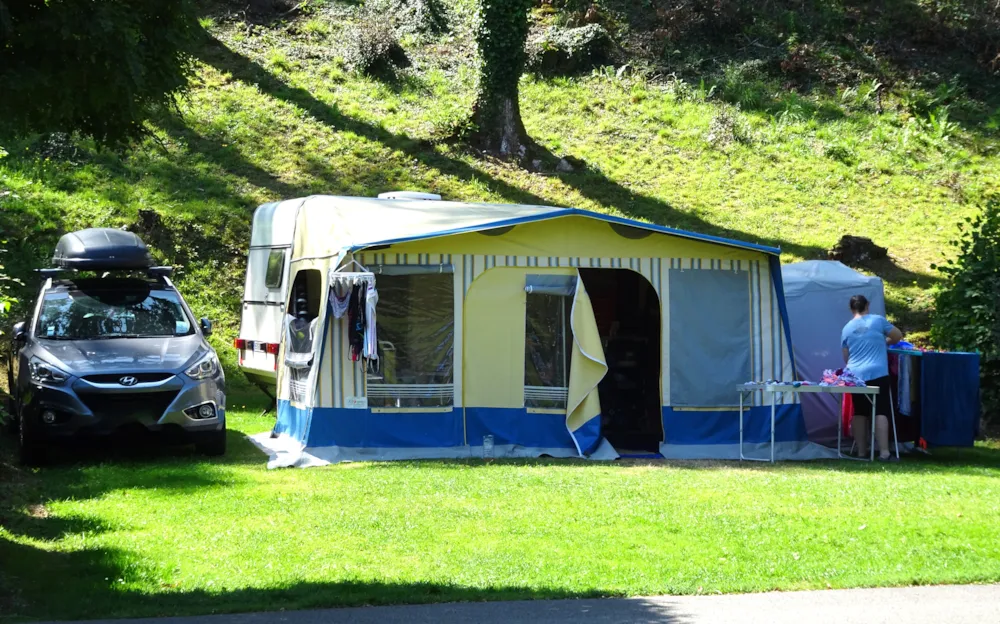Emplacement (1 caravane ou 1 tente ou 1 camping car) + électricité 10 A + 1 personne