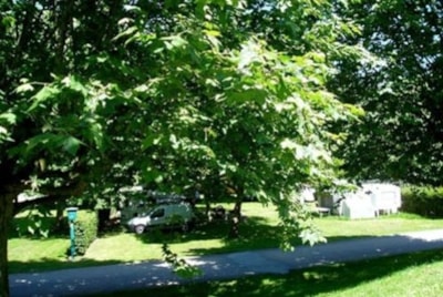 COMFORT PITCH (2 people + 10 A electricity + 1 vehicle + 1 tent or 1 caravan or 1 motorhome)