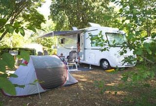 Emplacement Confort (2 Pers. + Élec. 10 A + 1 Véhicule + 1 Tente Ou 1 Caravane Ou 1 Camping-Car)