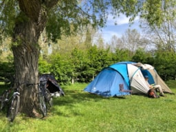 Kampeerplaats(en) - Fietsplaats (Elektriciteit + 1 Tent) - Camping de Thoissey - Val de Saône