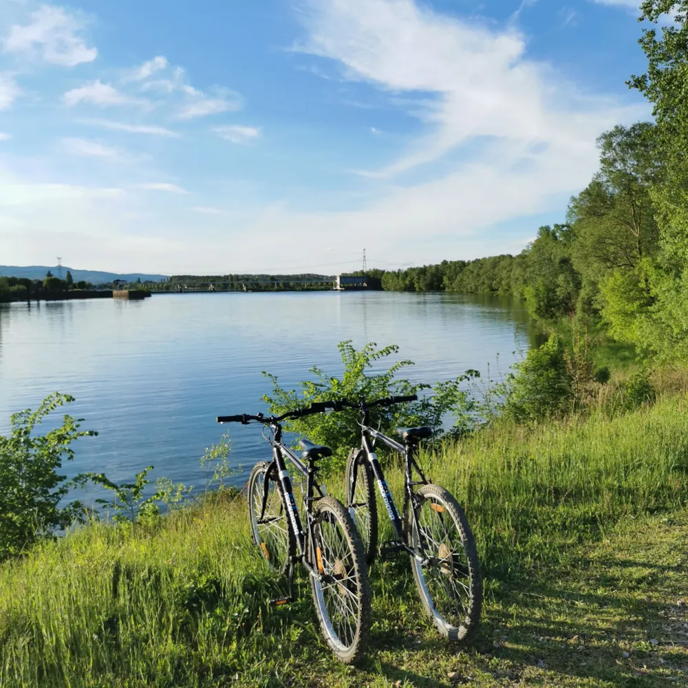 Kampeerplaats(en) - Fietsplaats (Elektriciteit + 1 Tent) - Camping de Thoissey - Val de Saône
