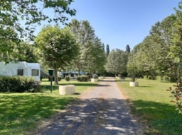 Kampeerplaats(en) - Pitch Natuur (2 Pers. Zonder Elek + 1 Voertuig + 1 Tent Of 1 Caravan Of Camper) - Camping de Thoissey - Val de Saône