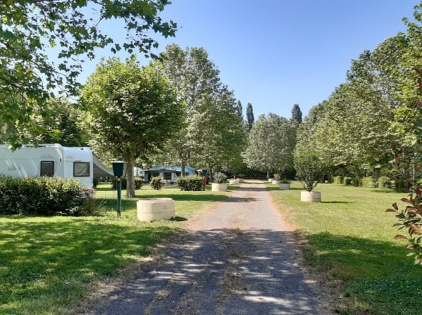 EMPLACEMENT NATURE ( 2 pers. sans éléc + 1 véhicule + 1 Tente ou 1 Caravane ou Camping-car)