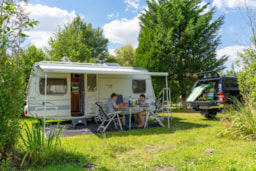 Kampeerplaats(en) - Basisprijs Comfortplaats (2 Personen + Elektriciteit 10 A + 1 Auto + 1 Tent Of 1 Caravan Of 1 Camper) - Camping de Thoissey - Val de Saône