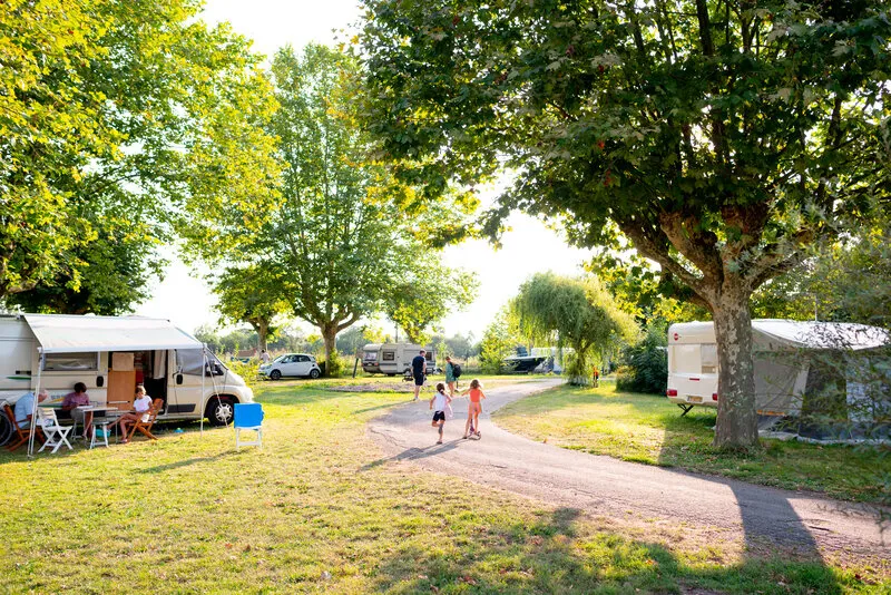 Kampeerplaats(en) - Premium Kampeerplaats - Camping de Thoissey - Val de Saône