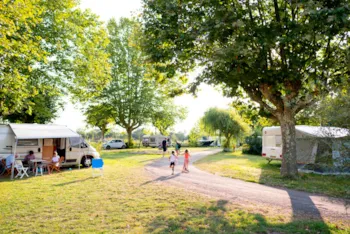 Stellplatz - Premium-Campingplatz - Camping de Thoissey - Val de Saône