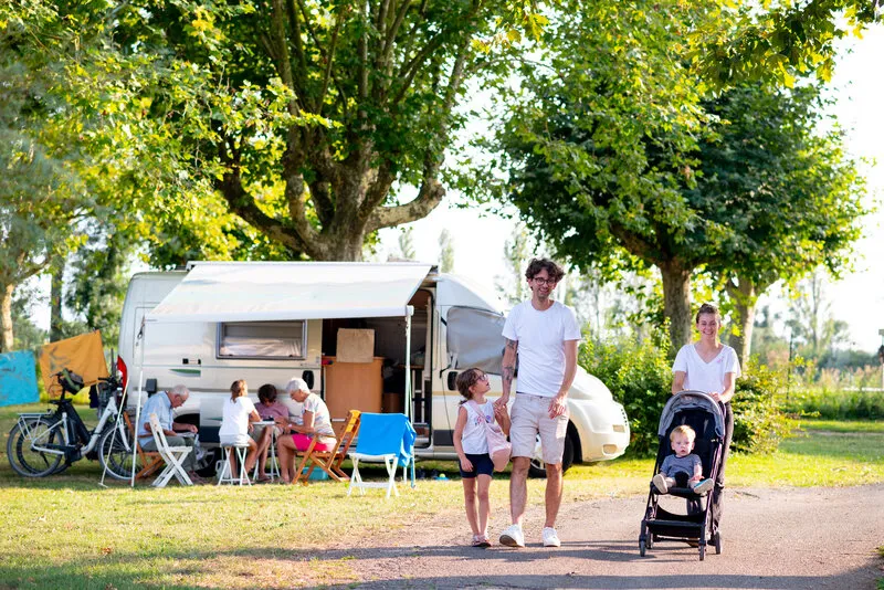 Kampeerplaats(en) - Basisprijs Comfortplaats (2 Personen + Elektriciteit 10 A + 1 Auto + 1 Tent Of 1 Caravan Of 1 Camper) - Camping de Thoissey - Val de Saône