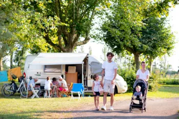 Stellplatz - Stellplatz Komfort (2 Personen + Strom 10 A+ 1 Auto + 1 Zelt Oder 1 Wohnwagen Oder 1 Wohnmobil) - Camping de Thoissey - Val de Saône