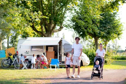 Piazzola Confort (2 Persone + Elettricità 10 A + 1 Auto + 1 Tenda  O 1 Roulotte O 1 Camper)