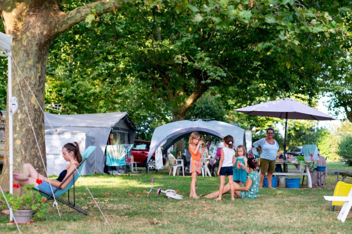 Emplacement À La Saison ( Caravane, Mobil-Home, Tiny House)