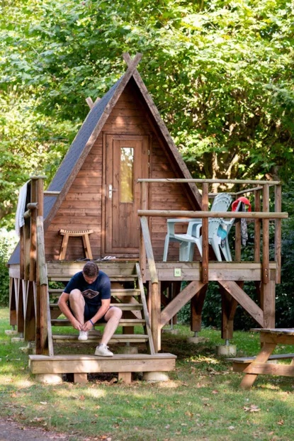 Cabane En Bois Avec Terrasse (2 Adultes + 1 Enfant)