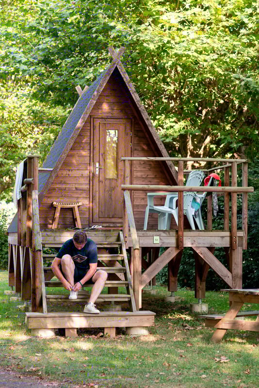 Cabane en bois avec terrasse (2 adultes + 1 enfant)