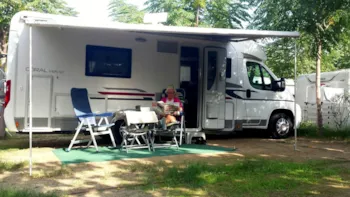 Stellplatz - Stellplatz Superior Plus (70M2): Auto + Zelt/Wohnwagen Oder Wohnmobil + Strom + Wasser - Camping La Llosa