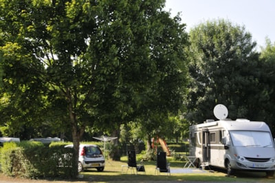 Privilege Package (1 tent, caravan or motorhome / 1 car / electricity 10A) + Water point