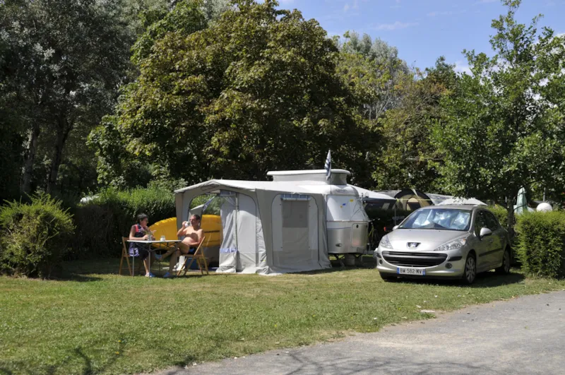 Forfait Privilège (1 Tente, Caravane Ou Camping-Car / 1 Voiture / Électricité 10A) + Raccordement Eau Et Évacuation Des Eaux Usées
