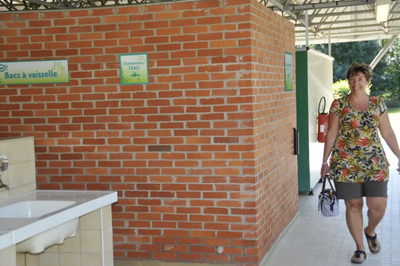 Forfait Privilège (1 Tente, Caravane Ou Camping-Car / 1 Voiture / Électricité 10A) + Raccordement Eau Et Évacuation Des Eaux Usées