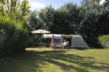 Stellplatz - Stellplatz Confort (Zelt, Wohnwagen, Wohnmobil / 1 Auto / Strom 10A) - Flower Camping du Port Caroline