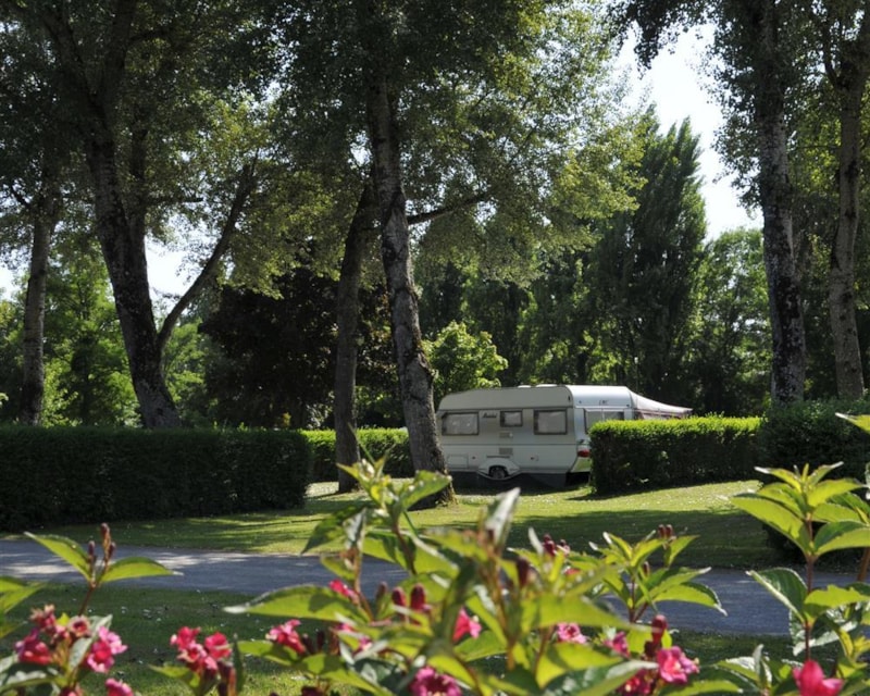 Piazzola Privilège (tenda, roulotte, camper / 1 auto / Elettricità 10A) + Raccordo all'acqua + scarico