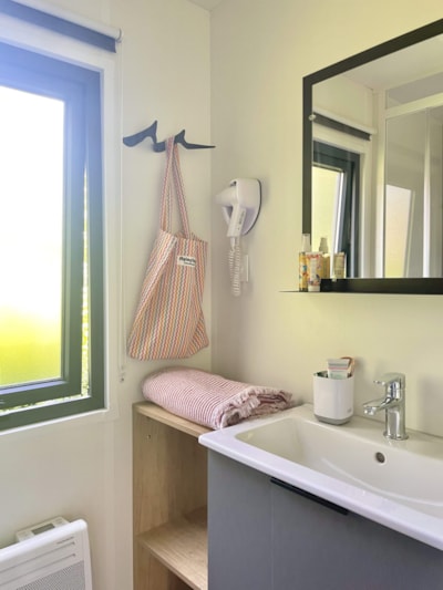 Mobile home Premium - 2 bedrooms, 32m² + Semi-covered terrace + TV + 2 bathrooms