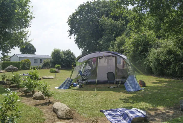 Stellplatz - Komfortpaket 80 Bis 100 M² : Uto + Zelt Oder Wohnwagen + Strom - Flower Camping Le Kerleyou 