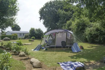 Stellplatz - Komfortpaket 80 Bis 100 M² : Uto + Zelt Oder Wohnwagen + Strom - Flower Camping Le Kerleyou 