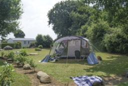 Kampeerplaats(en) - Comfortpakket 80 Tot 100 M² : Voertuig + Tent Of Caravan + Elektriciteit - Flower Camping Le Kerleyou 