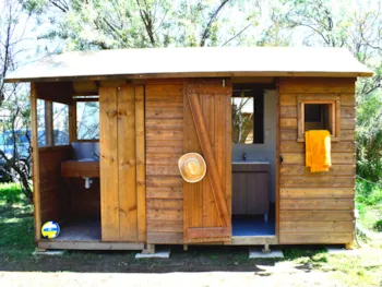 Stellplatz - Stellplatz  Premium Freecamp - Mit Eigener Sanitäranlagen Und Dusche - Flower Camping Le Kerleyou 