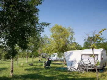 Stellplatz - Stellplatz Confort Xl Für Zelt/Van/Wohnwagen/Wohnmobil (Inklusive Strom) - Ludo Camping