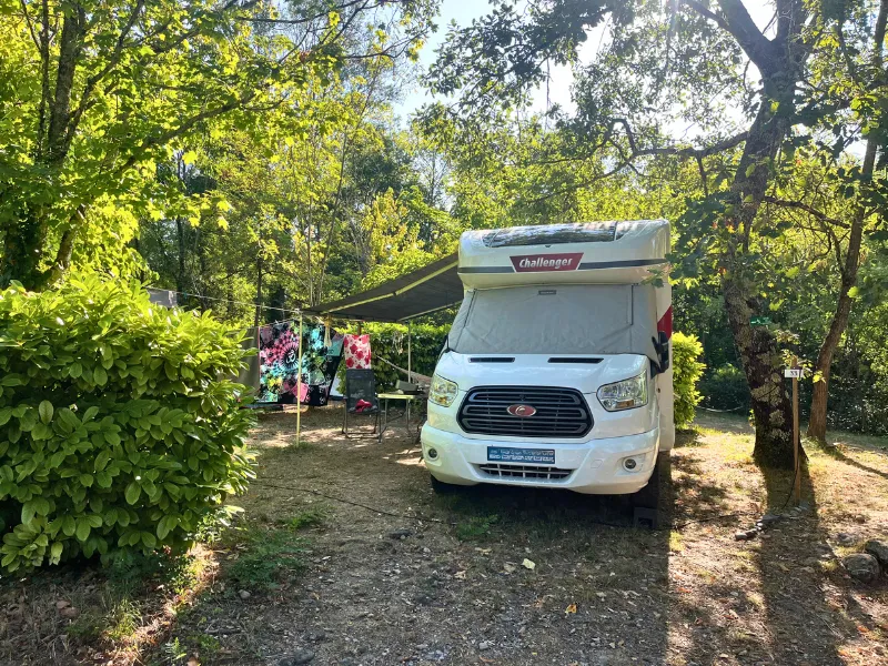 Emplacement Confort Large Tente/Van/Caravane/Camping-Car (Avec Électricité)