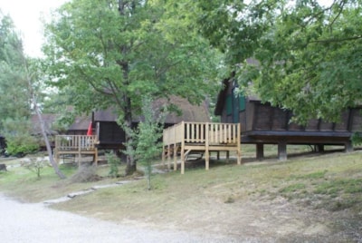 Hut on stilts with terrace ( 2/4 adults + 2 children)